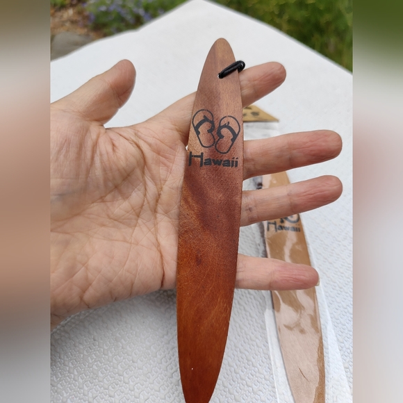 3/$20💗Set of 2 Hawaiian Islands Carved Wood Bookmarks - Picture 1 of 4
